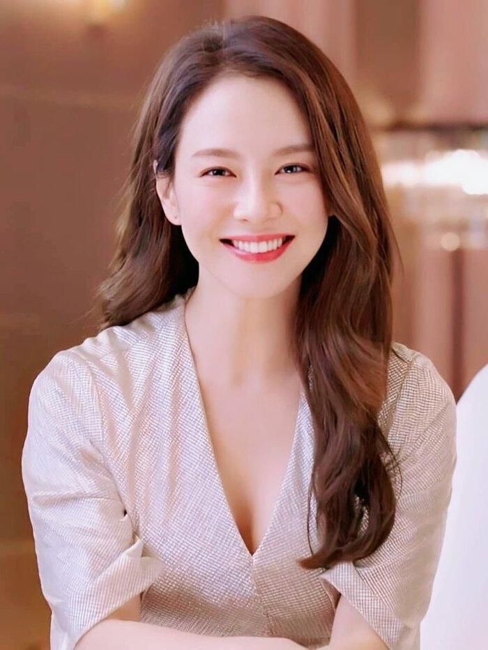 Sao Hàn ngày 15/11: Netizen “sốc” với mái tóc ngắn lạ mắt của “mợ ngố” Song Ji Hyo