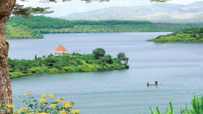 Biển Hồ: “Viên ngọc bích” trên cao nguyên