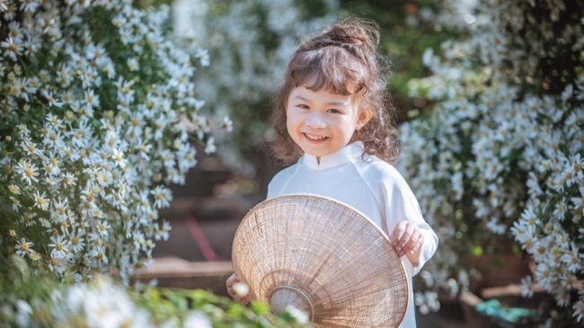 'Lịm tim' với hình ảnh 'thiên thần' 4 tuổi mặc áo dài trắng đội nón lá trong vườn cúc hoạ mi