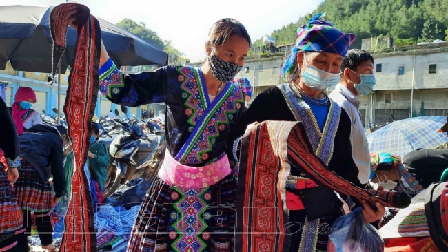 Lai Châu: Làm trang phục chuẩn bị đón tết